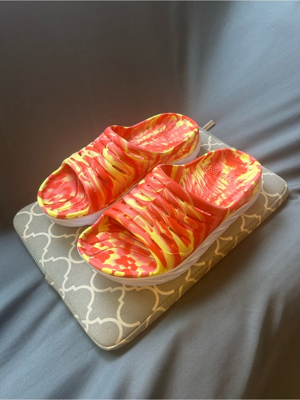 HOKA ONE ONE ORA Recovery Slide (LIKE NEW) (Sz 8 M / 10 W)